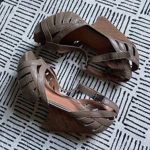 Lucky Brand Randy t strap peep toe chunky heel